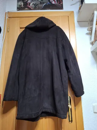 Trenca ante hombre marrón