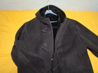 Trenca ante hombre marrón