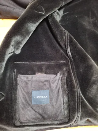 Trenca ante hombre marrón