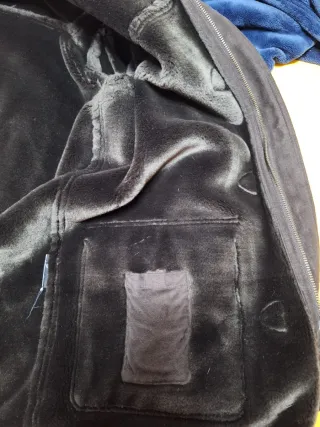 Trenca ante hombre marrón