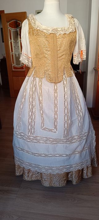 TRAJE DE HUERTANA ORO