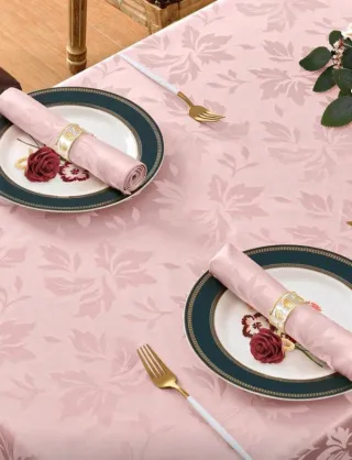 Mantel rosa con diseño floral