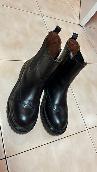 Botas Chelsea negras con detalle. Usadas 3 veces