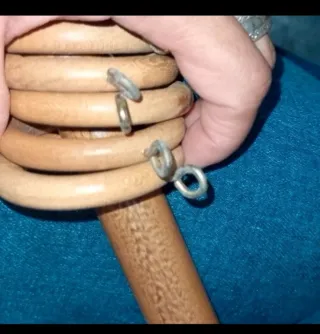 Palo de cortina de madera con anillas