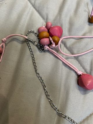 Collar de cuentas rosa y plateado