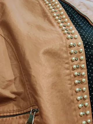 Chaqueta Rosa Palo Con Brillantes y Perlas
