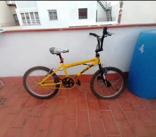 Bicicleta BMX infantil amarilla