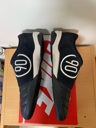 Zapatillas Nike Total 90 Negras y Blancas