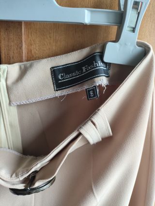Pantalón fluido beige con cinturón