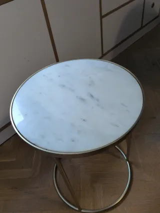 Mesa auxiliar mármol y metal dorado