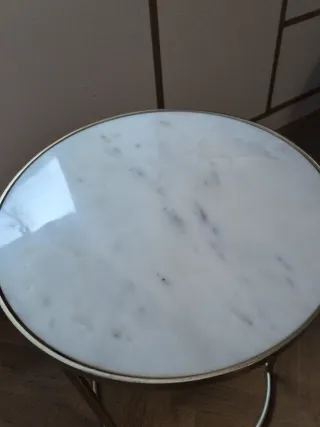 Mesa auxiliar mármol y metal dorado