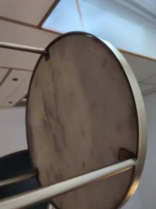 Mesa auxiliar mármol y metal dorado