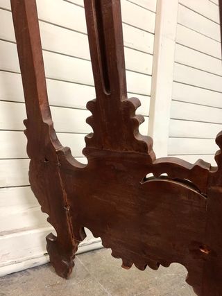 Caballete antiguo de madera tallada