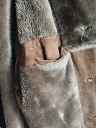 ABRIGO DE PIEL DE ANTE CON PELO POR DENTRO