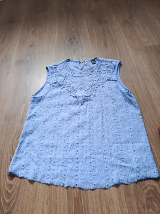 Camiseta azul con encaje