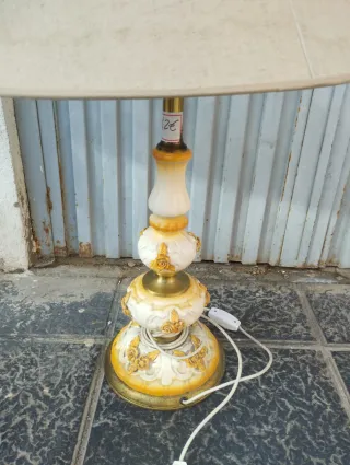 Lámpara de mesa dorada y blanca