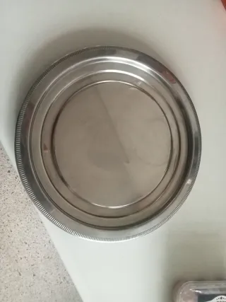 Bandeja redonda de metal plateado. 25 cms diámetro