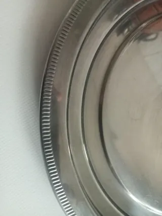 Bandeja redonda de metal plateado. 25 cms diámetro