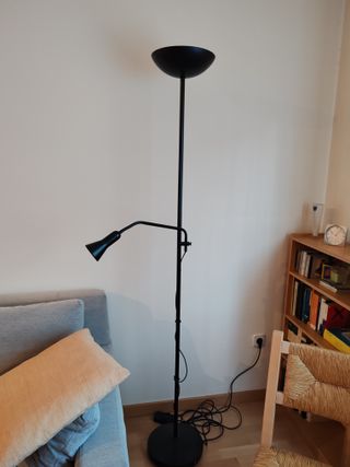 Lámpara de pie negra con aplique