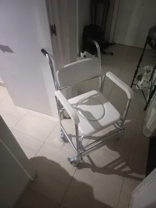 Silla de baño con ruedas