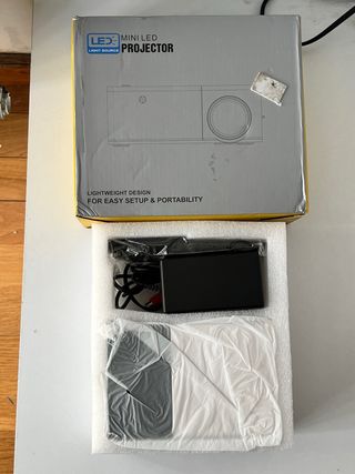 Mini proyector LED negro