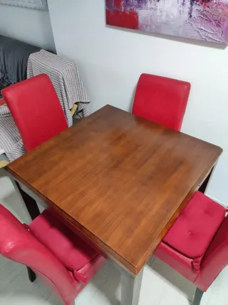 Mesa de madera con 4 sillas rojas 90x90. 156 x90