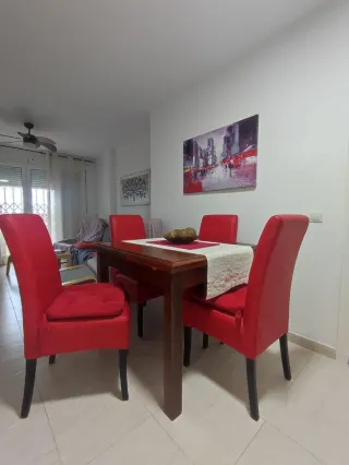 Mesa de madera con 4 sillas rojas 90x90. 156 x90