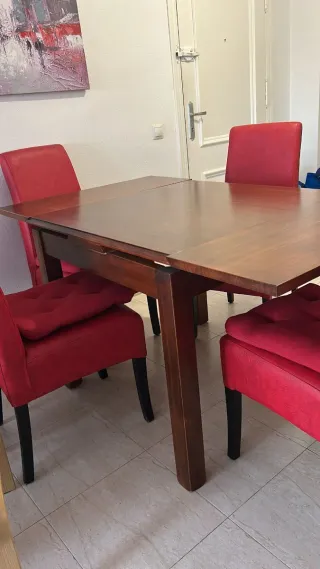 Mesa de madera con 4 sillas rojas 90x90. 156 x90