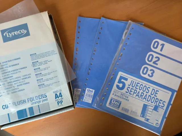 Conjunto de material de oficina y papelería.