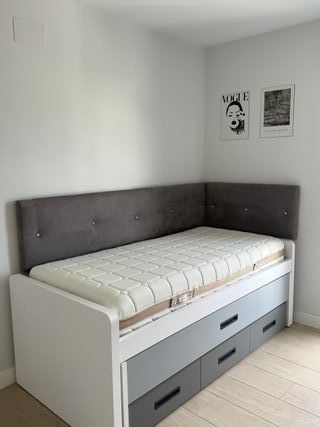 Cama con cajones gris y blanco