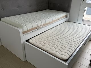 Cama con cajones gris y blanco