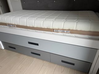 Cama con cajones gris y blanco