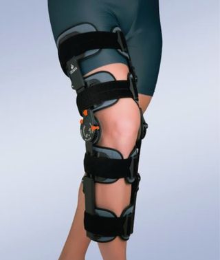 Rodillera articulada con flejes laterales