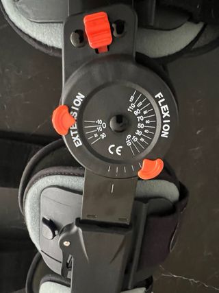 Rodillera articulada con flejes laterales