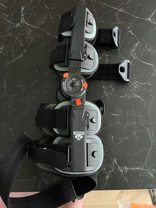 Rodillera articulada con flejes laterales