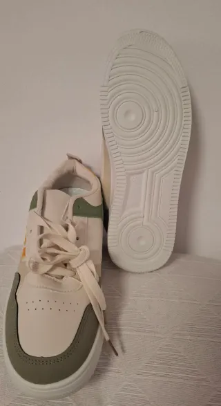 Zapatillas deportivas beige y verde