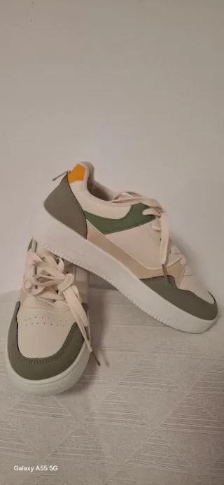 Zapatillas deportivas beige y verde