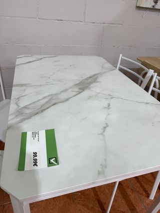 Mesa efecto mármol con 4 sillas