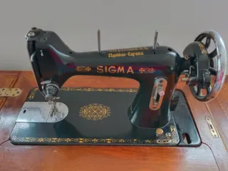 Máquina de coser antigua de madera