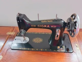 Máquina de coser antigua de madera