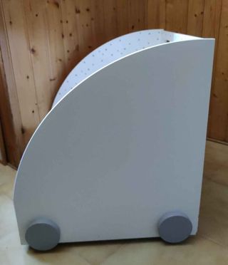 Librería infantil blanca con estrellas.