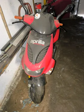 Aprilia Scooter Roja