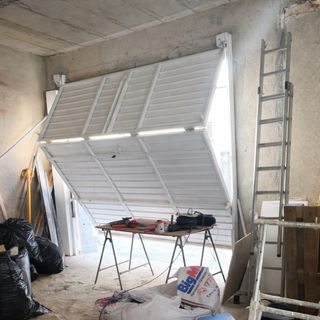 Puerta metálica de almacén