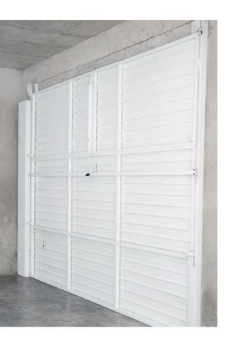 Puerta metálica de almacén