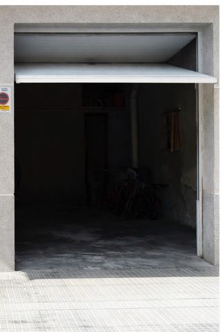 Puerta metálica de almacén