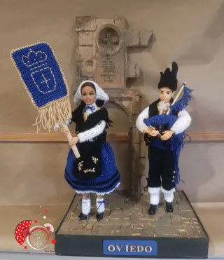 Coppia di pupazzi suonatori di cornamusa della banda municipale