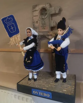 Coppia di pupazzi suonatori di cornamusa della banda municipale