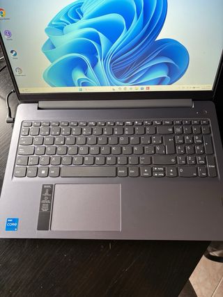 Lenovo IdeaPad Slim 3 15IRH8 Plata