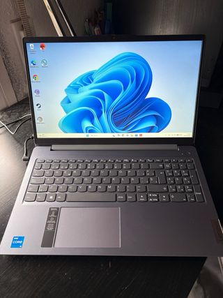Lenovo IdeaPad Slim 3 15IRH8 Plata