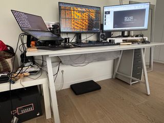 Escritorio de metal y madera . regulable en altura